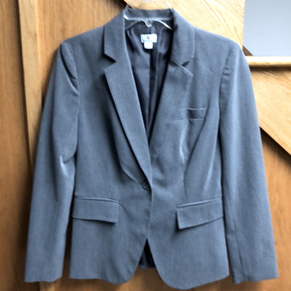 Women’s Worthington Pinstripe gray blazer. Size 6. Cover photo is true color.